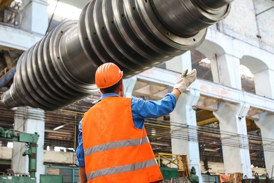 Operario tratando de reducir el polvo en la manipulación de sólidos en ingeniería.