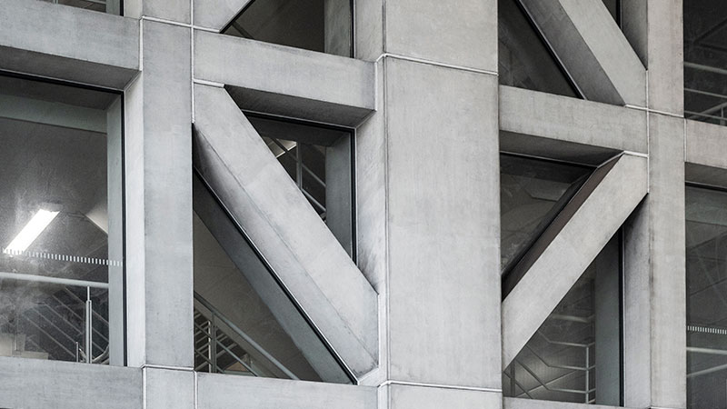 Fachada de edificio realizada en concreto reforzado
